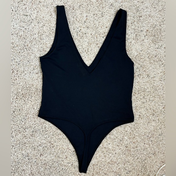 Aritzia Babaton Contour V-neck Bodysuit - Picture 4 of 6